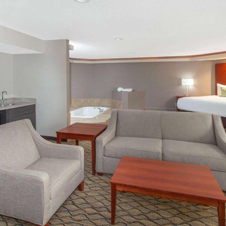 Wyndham Garden Fort Wayne Bagian luar foto