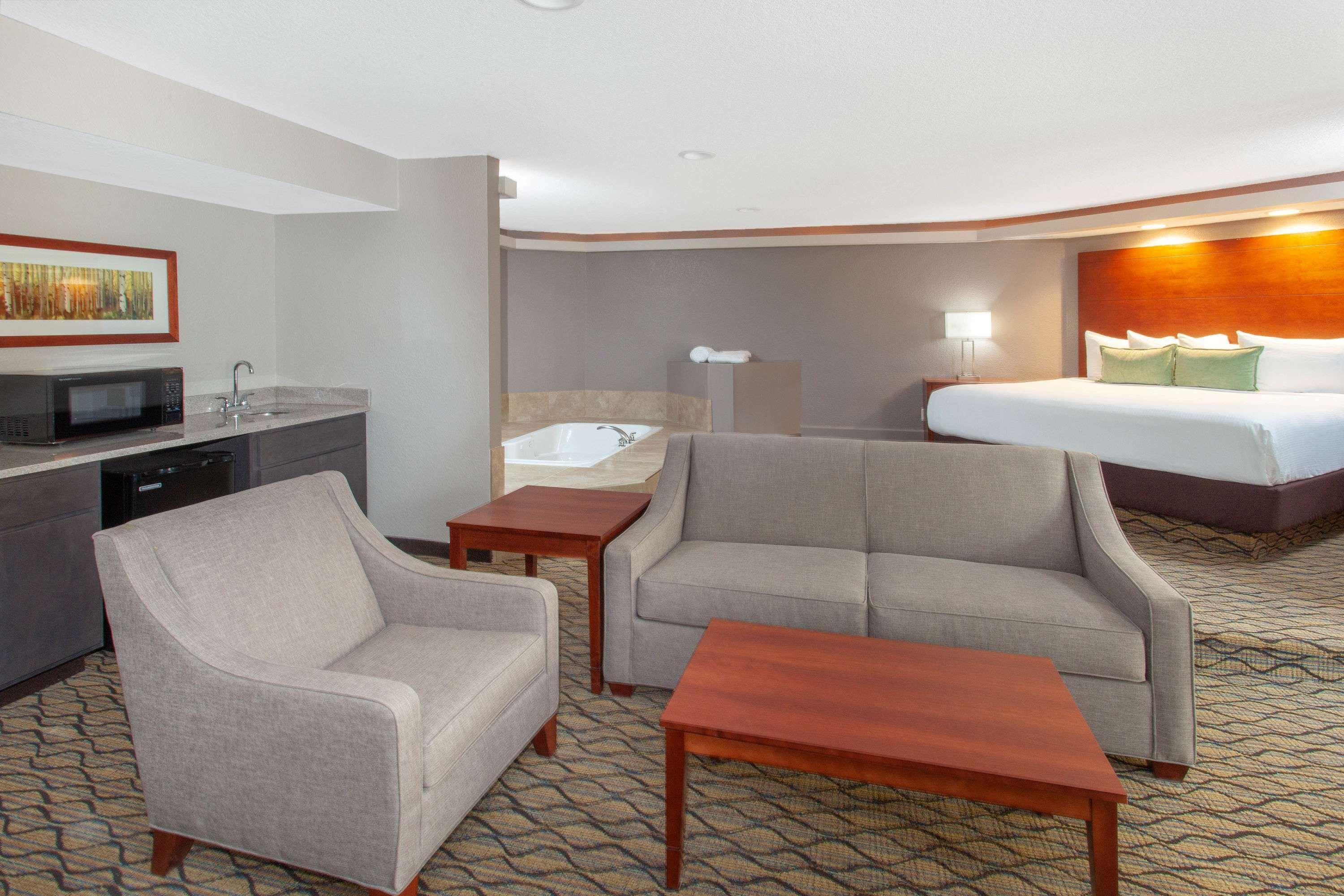 Wyndham Garden Fort Wayne Bagian luar foto