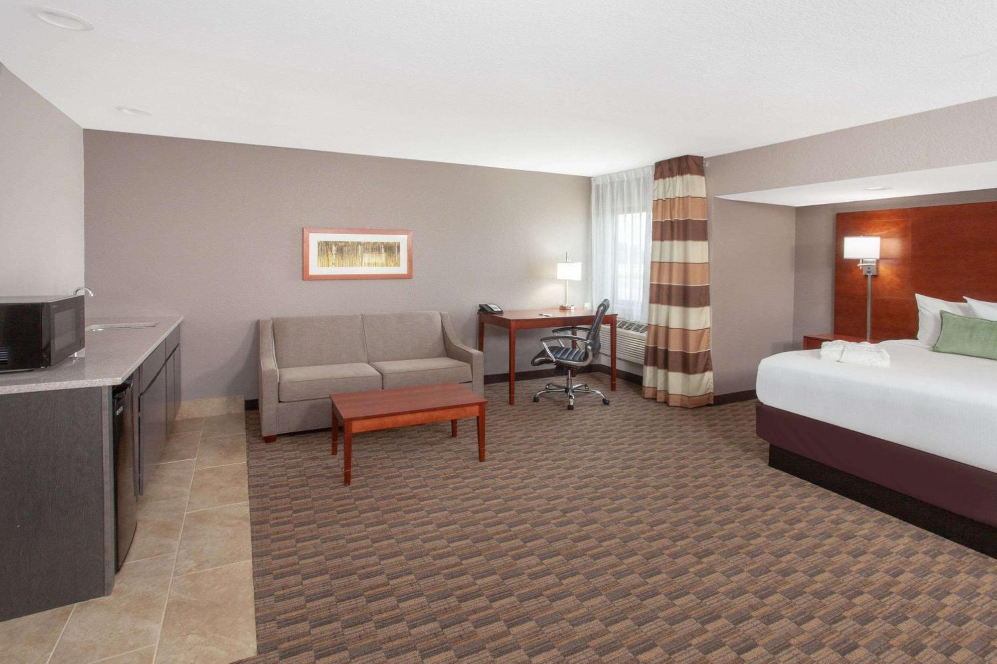 Wyndham Garden Fort Wayne Bagian luar foto