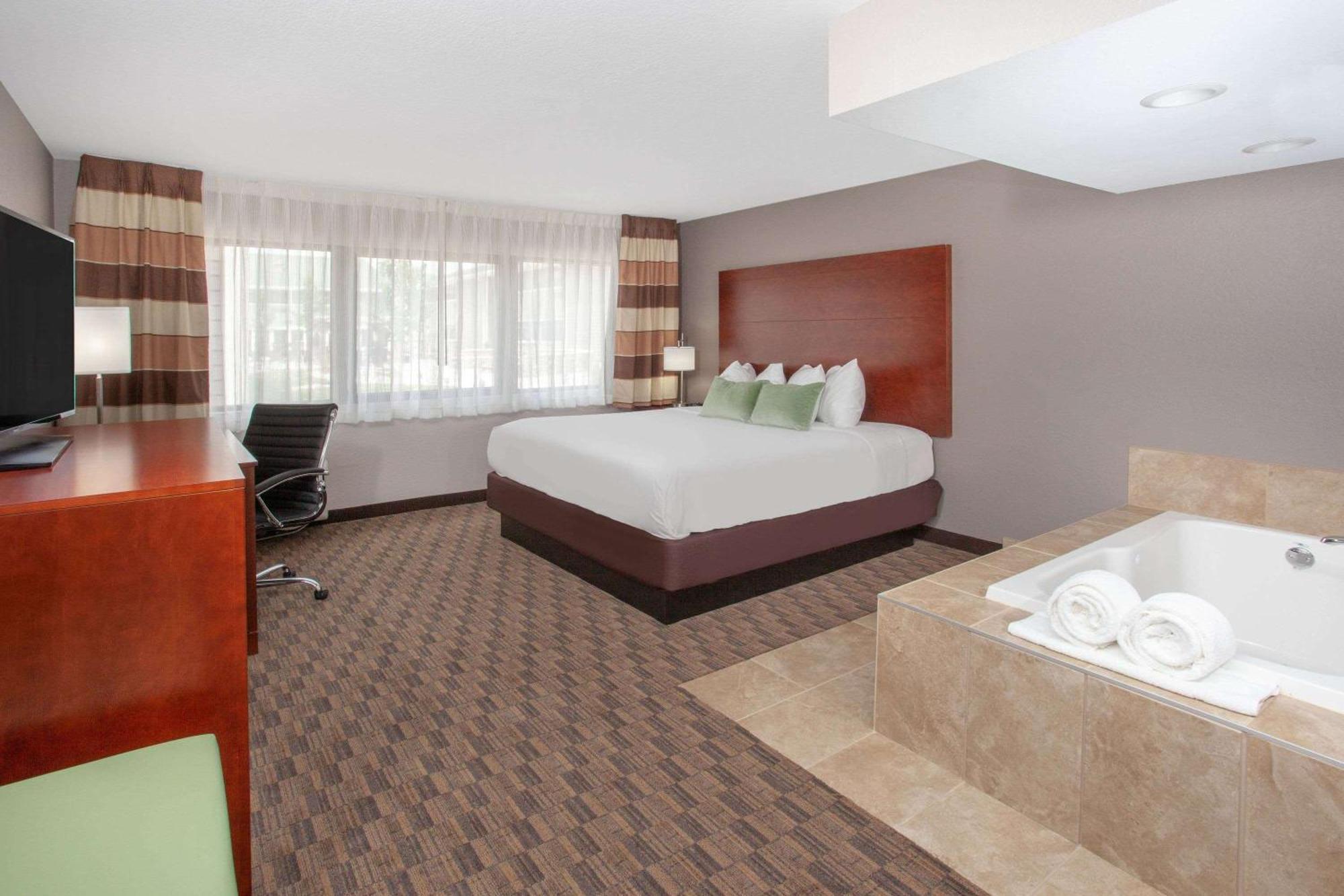 Wyndham Garden Fort Wayne Bagian luar foto
